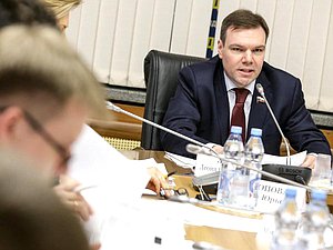 Председатель Комитета по информационной политике, информационным технологиям и связи Леонид Левин во время заседания