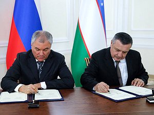 Председатель Государственной Думы Вячеслав Володин и спикер Законодательной палаты Олий Мажлиса Республики Узбекистан Нуриддин Исмоилов. Церемония подписания Регламента Межпарламентской комиссии по сотрудничеству Государственной Думы ФС РФ и Законодательной палаты Олий Мажлиса Республики Узбекистан