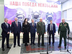 Председатель Комитета по обороне Андрей Картаполов (справа)