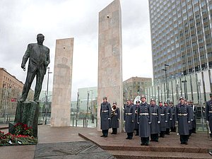 Открытие памятника Евгению Примакову в сквере напротив здания МИД РФ в Москве