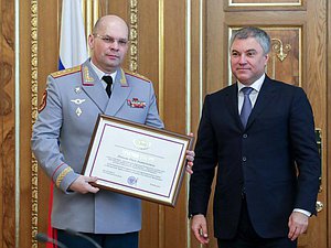 Председатель Государственной Думы Вячеслав Володин и Статс-секретарь – заместитель директора Федеральной службы войск национальной гвардии Российской Федерации – главнокомандующего войсками национальной гвардии Российской Федерации Олег Плохой