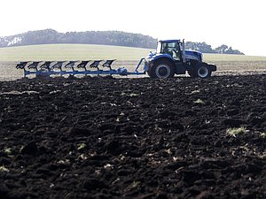 поле трактор сельское хозяйство пашня борона чернозем