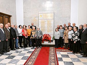 Возложение цветов ветеранами Минэкономразвития к памятной доске работников Госплана СССР