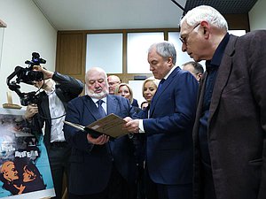 Ректор ВГИК им. С. А. Герасимова Владимир Малышев, Председатель Государственной Думы Вячеслав Володин и генеральный директор киноконцерна «Мосфильм» Карен Шахназаров