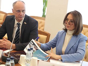 Первый заместитель Председателя Комитета по малому и среднему предпринимательству Альфия Когогина и заместитель Председателя Комитета Олег Голиков