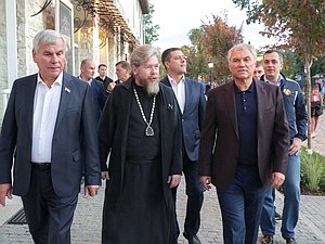 Председатель Государственной Думы Вячеслав Володин, митрополит Псковский и Порховский Тихон, Председатель Палаты представителей Национального собрания Республики Беларусь Владимир Андрейченко и губернатор Псковской области Михаил Ведерников. Свято-Успенский Псково-Печерский монастырь