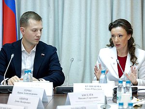Председатель Комитета по молодежной политике Артем Метелев и заместитель Председателя Государственной Думы Анна Кузнецова