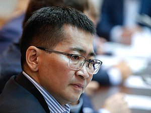 Член Комитета по экологии, природным ресурсам и охране окружающей среды Николай Будуев