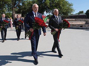 Председатель Государственной Думы Вячеслав Володин и Председатель Палаты представителей Национального собрания Республики Беларусь Игорь Сергеенко. Возложение цветов к мемориалу "Скорбь" в Бресте