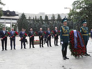 Рабочий визит Председателя Государственной Думы Вячеслава Володина в Казахстан. Возложение цветов к Мемориалу Славы в Алматы