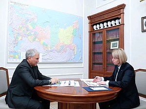 Председатель Государственной Думы Вячеслав Володин 
и временно исполняющая обязанности главы Удмуртской Республики Ольга Абрамова