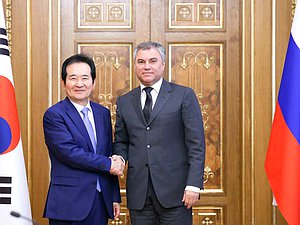 Председатель Государственной Думы Вячеслав Володин и бывший Председатель Национального собрания Республики Корея Чон Се Гюн