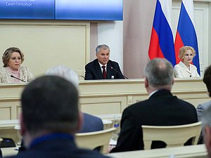 Председатель Государственной Думы Вячеслав Володин, Председатель Совета Федерации Валентина Матвиенко и заместитель Председателя Государственной Думы Ирина Яровая