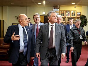 Председатель Государственной Думы Вячеслав Володин и ректор Санкт-Петербургского Гуманитарного Университета профсоюзов Александр Запесоцкий