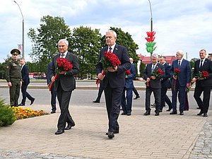 Председатель Государственной Думы Вячеслав Володин и Председатель Палаты представителей Национального собрания Республики Беларусь Игорь Сергеенко возложили цветы к камню К.Симонова