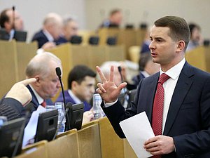Председатель Комитета по труду, социальной политике и делам ветеранов Ярослав Нилов во время пленарного заседания