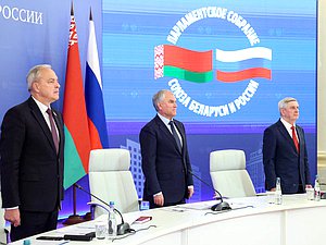Председатель Государственной Думы Вячеслав Володин, Председатель Палаты представителей Национального собрания Республики Беларусь Игорь Сергеенко и Первый заместитель Председателя Государственной Думы Иван Мельников