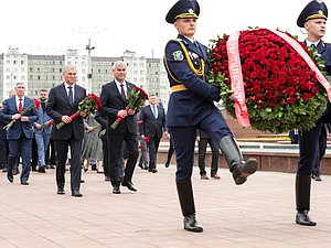 Председатель Государственной Думы Вячеслав Володин, Председатель Палаты представителей Национального собрания Республики Беларусь Владимир Андрейченко и депутаты возложили цветы к Мемориальному комплексу в честь советских воинов-освободителей, партизан и подпольщиков Витебщины