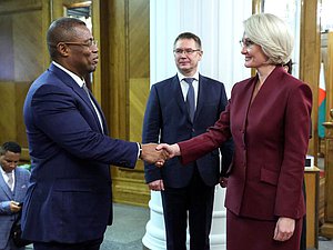 Заместитель Председателя Государственной Думы Виктория Абрамченко и Председатель Национального Собрания Республики Мадагаскар Ситени Тьерри Рандрианасулуниайку