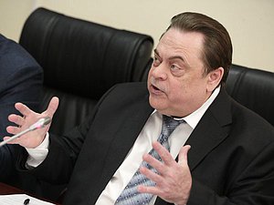 Председатель Комитета по делам национальностей Геннадий Семигин