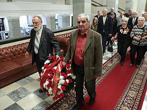 Возложение цветов ветеранами Минэкономразвития к памятной доске работников Госплана СССР