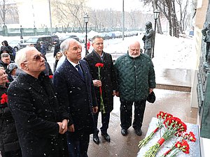 Генеральный директор киноконцерна «Мосфильм» Карен Шахназаров, Председатель Государственной Думы Вячеслав Володин, помощник Президента РФ Владимир Мединский и ректор ВГИК им. С. А. Герасимова Владимир Малышев