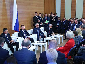 Член фракции "Единая Россия" Дмитрий Кобылкин, Секретарь Генерального совета Партии "Единая Россия" Владимир Якушев, Председатель Государственной Думы Вячеслав Володин и член фракции "Единая Россия" Владимир Васильев