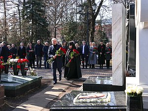 Председатель Государственной Думы Вячеслав Володин и депутаты возложили цветы к могиле Станислава Говорухина в день его 90-летия