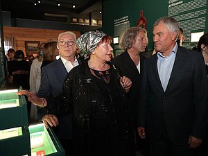 Председатель Государственной Думы Вячеслав Володин и вдова режиссера Станислава Говорухина Галина Говорухина