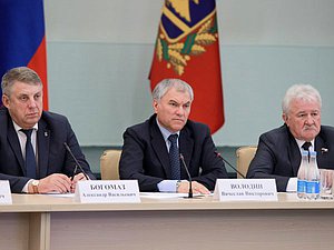 Губернатор Брянской области Александр Богомаз, Председатель Государственной Думы Вячеслав Володин и Председатель Комитета по транспорту и развитию транспортной инфраструктуры Евгений Москвичев