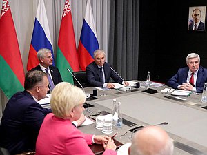 Председатель Государственной Думы Вячеслав Володин и Председатель Палаты представителей Национального собрания Республики Беларусь Владимир Андрейченко