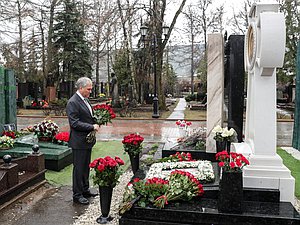 Председатель Государственной Думы Вячеслав Володин у могилы Станислава Говорухина на Новодевичьем кладбище в день его 87-летия