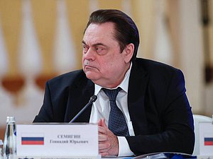 Председатель Комитета по делам национальностей Геннадий Семигин