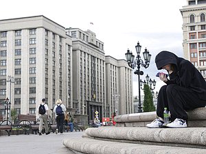 ГД здание нейтральное Госдума Дума люди улица телефон