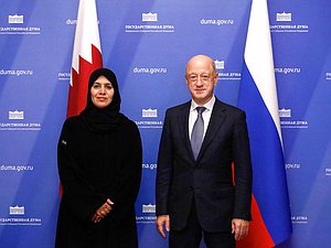 Заместитель Председателя Государственной Думы Александр Бабаков и заместитель Консультативного совета Государства Катар Хамда бинт Хасан Ас-Сулейти