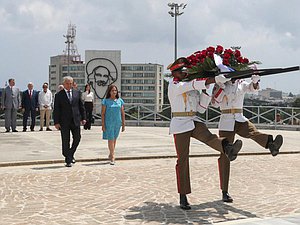 Председатель Государственной Думы Вячеслав Володин и заместитель Председателя Национальной ассамблеи народной власти Республики Куба Анна Мария Мари Мачадо возложили венок к Монументу Хосе Марти