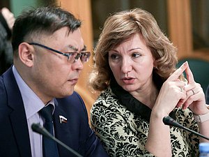 Члены Комитета по образованию и науке Лариса Тутова и Алдар Дамдинов