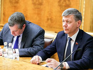 Председатель Комитета по международным делам Леонид Слуцкий и Первый заместитель Председателя Комитета по международным делам Дмитрий Новиков