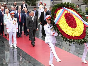 Председатель Государственной Думы Вячеслав Володин возложил венок к памятнику Павшим героям в Ханое