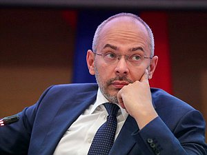 Председатель Комитета по природным ресурсам, собственности и земельным отношениям Николай Николаев