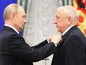Президент РФ Владимир Путин и Председатель Комитета по развитию Дальнего Востока и Арктики Николай Харитонов. Фото: пресс-служба Президента РФ
