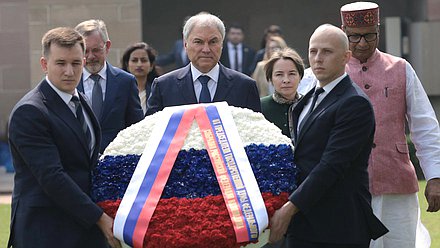Председатель Государственной Думы Вячеслав Володин возложил цветы к мемориалу на месте кремации Махатмы Ганди