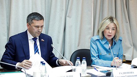 Председатель Комитета по экологии, природным ресурсам и охране окружающей среды Дмитрий Кобылкин и руководитель Федеральной службы по надзору в сфере природопользования Светлана Радионова
