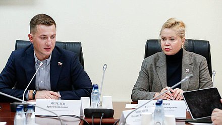 Председатель Комитета по молодежной политике Артем Метелев и заместитель Председателя Комитета по науке и высшему образованию Екатерина Харченко
