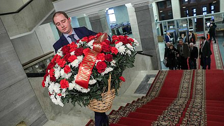 Возложение цветов ветеранами Минэкономразвития к памятной доске работников Госплана СССР