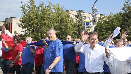  Праздничное шествие колонны по случаю празднования Дня Государственного флага Российской Федерации. 

