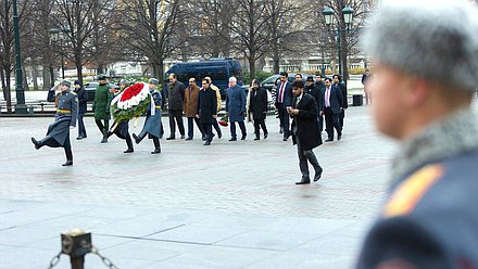 Делегация Национальной ассамблеи Исламской Республики Пакистан возложила венок к Могиле Неизвестного Солдата у Кремлевской стены