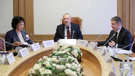 Заместитель Председателя Счетной палаты Галина Изотова, Председатель Комитета по контролю Олег Морозов и заместитель Председателя Комитета Дмитрий Ламейкин