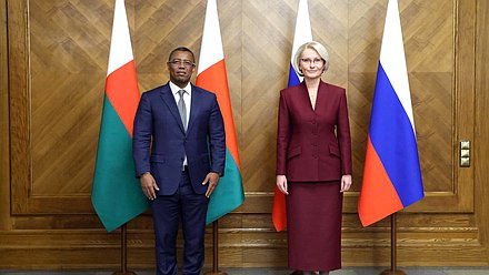 Заместитель Председателя Государственной Думы Виктория Абрамченко и Председатель Национального Собрания Республики Мадагаскар Ситени Тьерри Рандрианасулуниайку