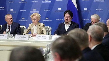 El Jefe del Comité de Control Oleg Morozov, la Jefa Adjunta de la Duma Estatal Irina Yarovaya y el Jefe del Comité de Protección de la Salud Badma Bashankaev